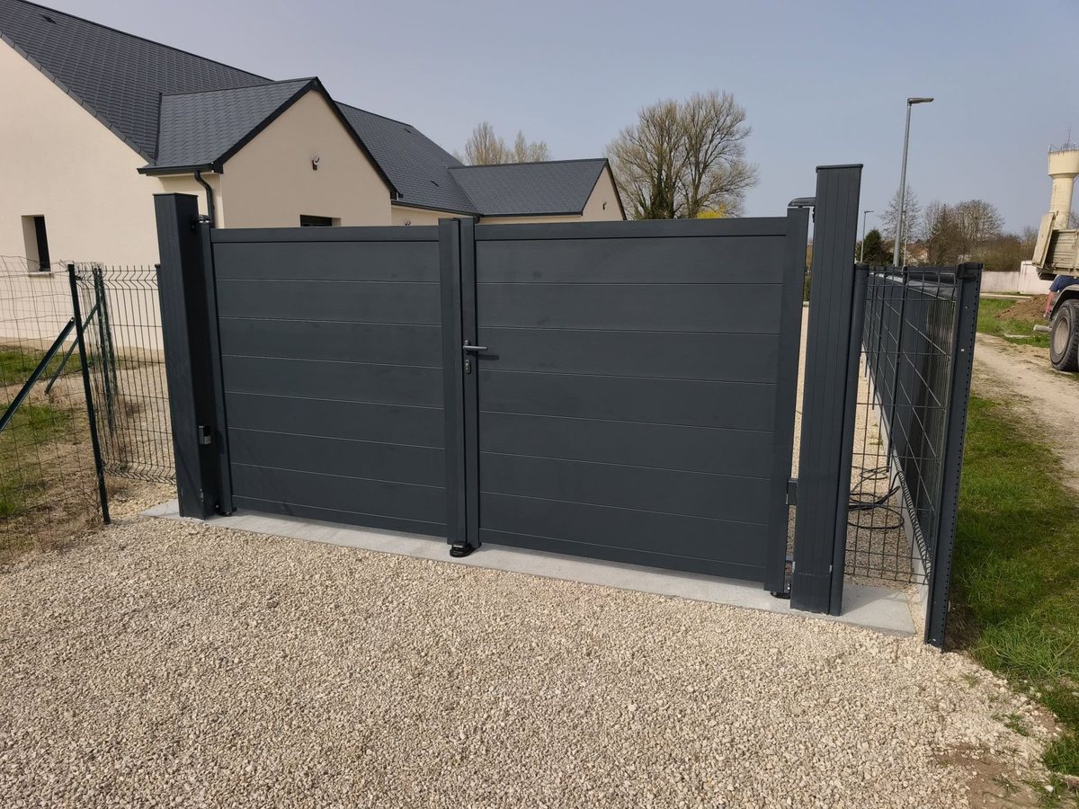 Portail battant aluminium et clôture rigide